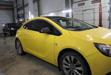 Opel Astra GTC. Ремонт и покраска двери и порога